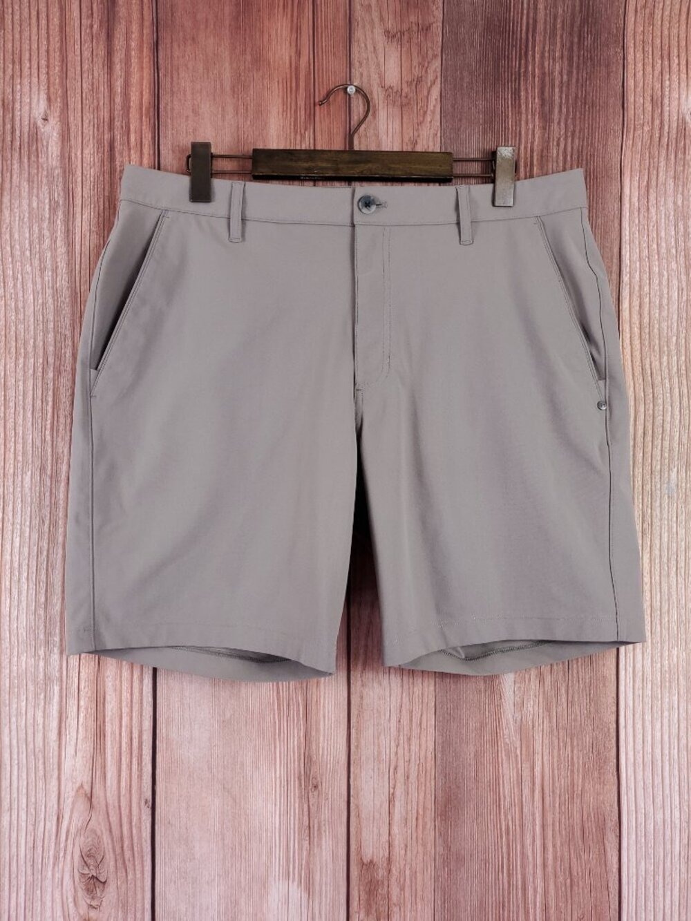 Vuori Meta Shorts Mens Size 36 Light Gray Taupe Performance Stretch V379
